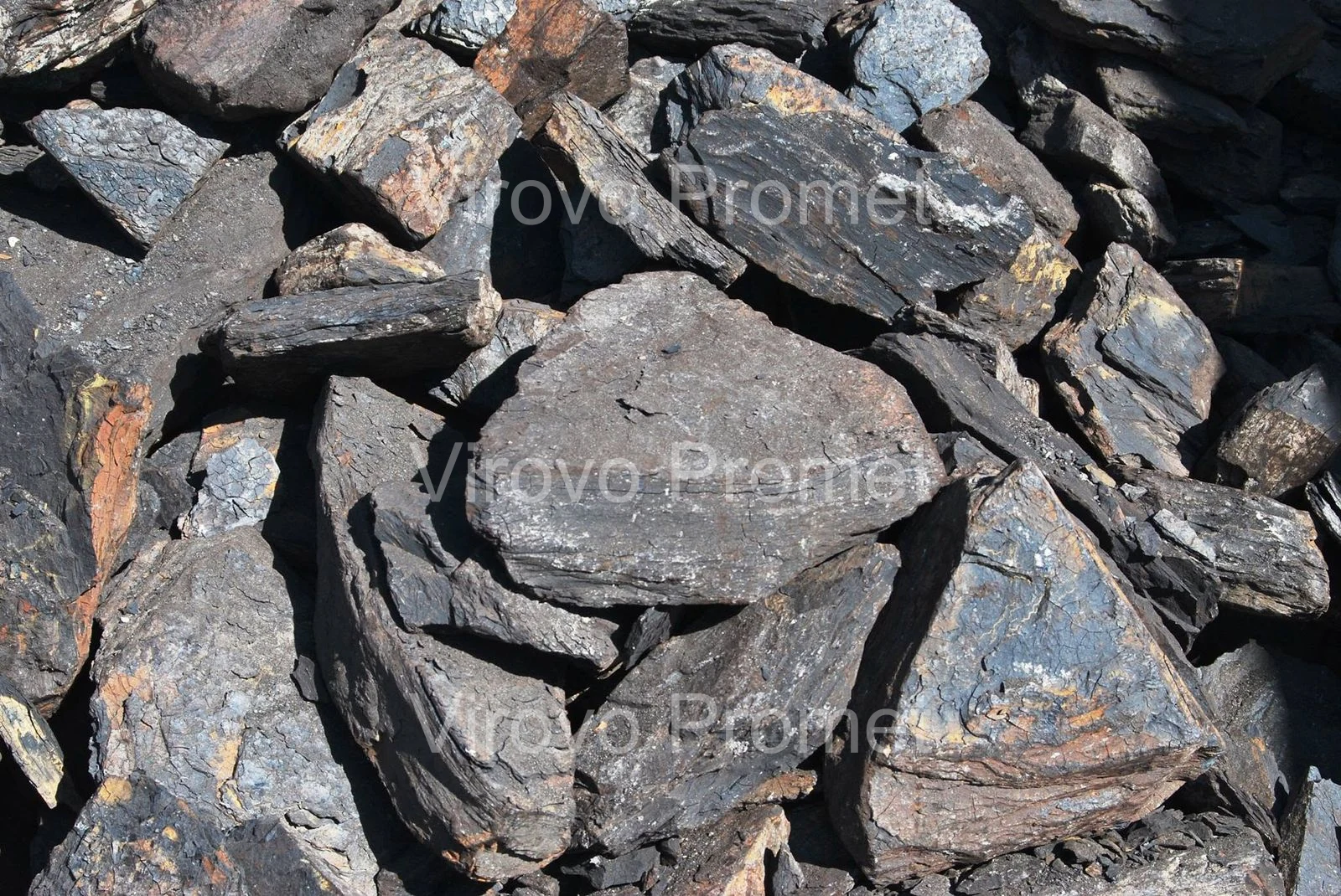 Coal pieces shown close up — Virovo Promet